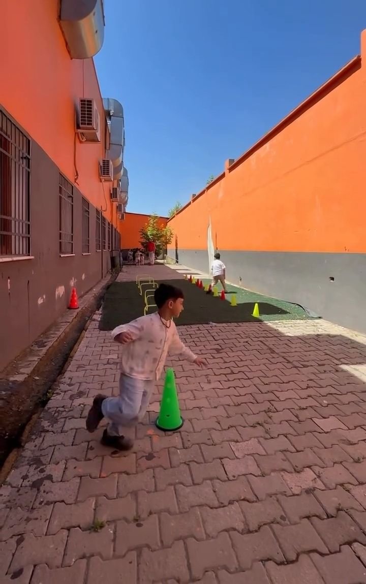 Bahçedeki koşu parkurunun son düzlüğünde öğrenci