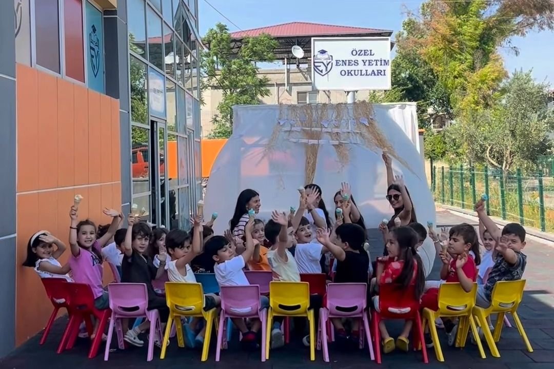 Okulun önünde yıl sonu etkinliğinde okul öncesi öğrencileri