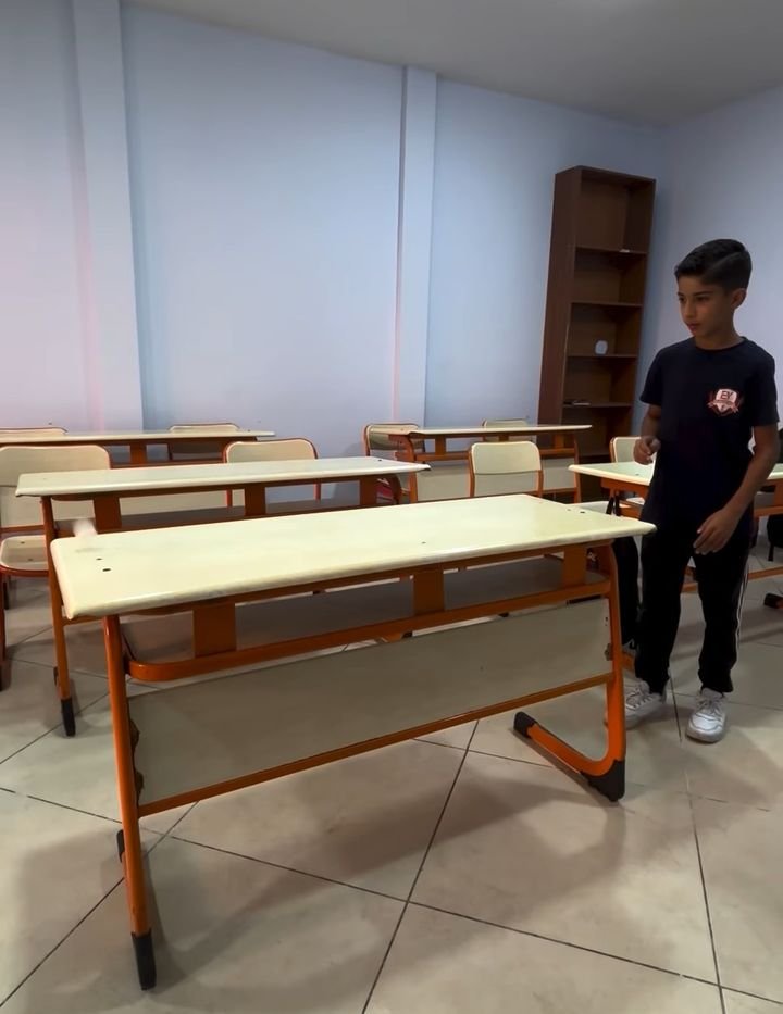 Sınıfta masa başında pinpon topunu sektiren öğrenci