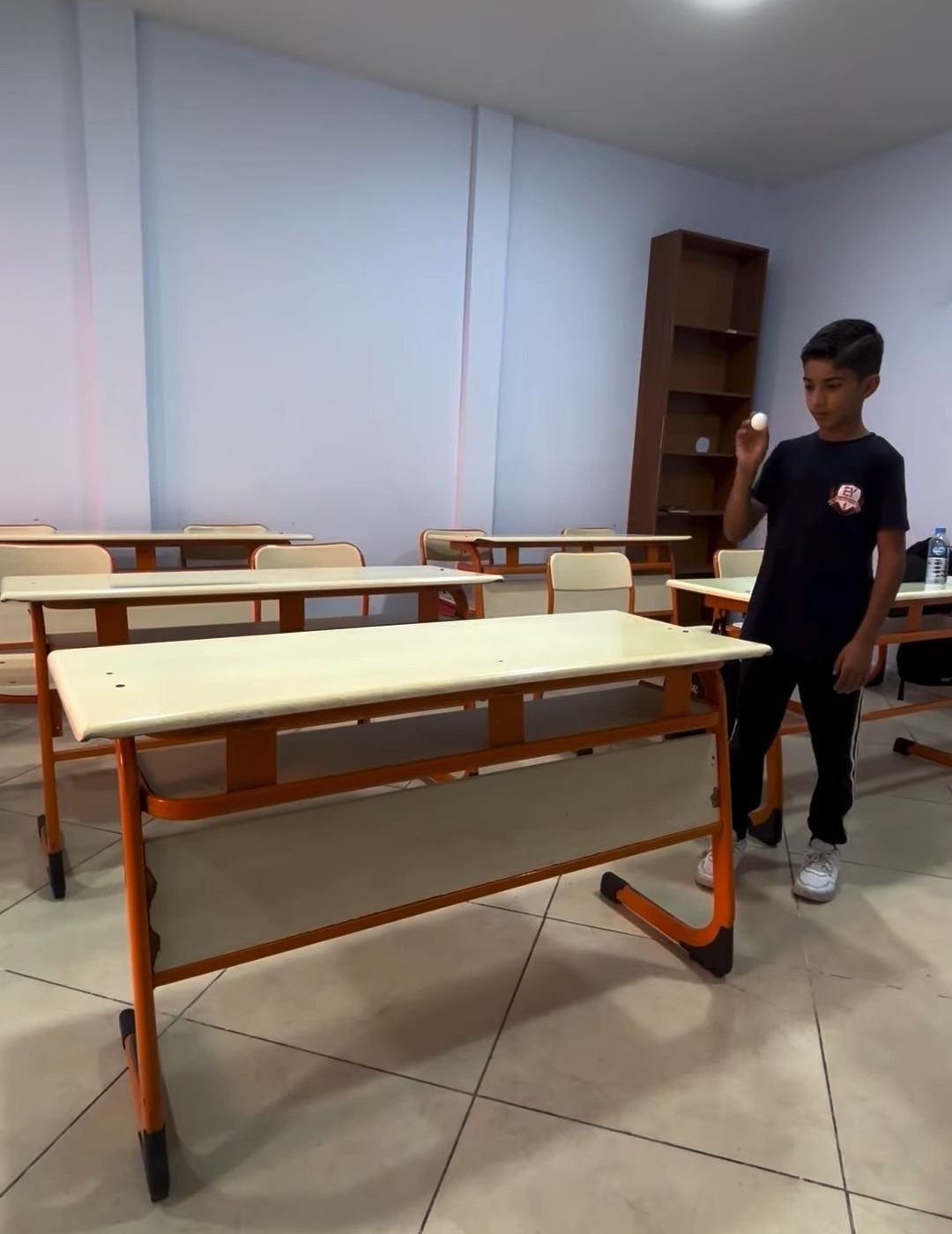 Sınıfta pinpon topunu masada sektiren öğrenci